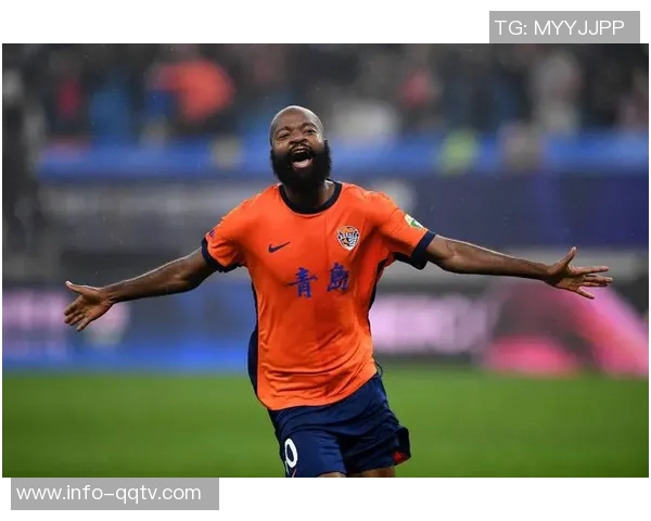 海港亚冠赛前隆重颁奖维塔尔莱昂纳多荣获上赛季中超最佳阵容奖杯 海港亚冠赛前隆重颁奖维塔尔莱昂纳多荣获上赛季中超最佳阵容奖杯